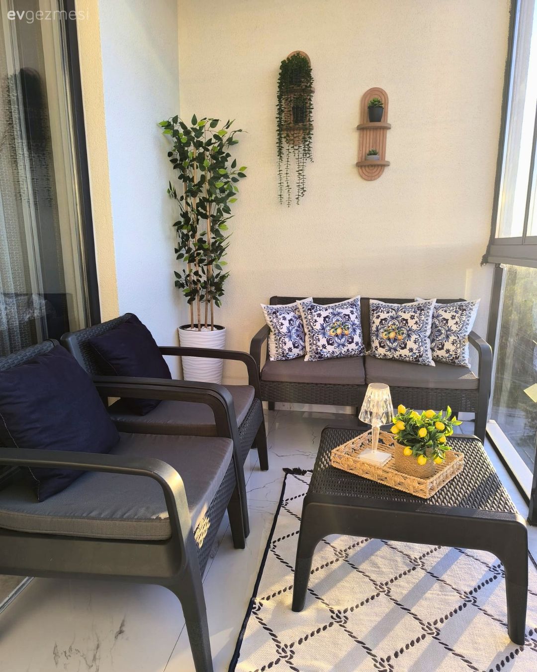 Balkon, Siyah, Antrasit  , Mavi, Balkon oturma grubu, Orta sehpa, Sehpa, Balkon halısı, Ev bitkisi, Kırlent, Ev tekstili, Balkon duvar dekorasyonu