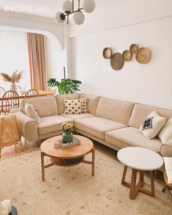 Salon, Bohem Dekorasyon, İskandinav, Köşe koltuk, Koltuk takımı, Krem, Bej, Ahşap Mobilya, Halı, Salon halısı, Kırlent, Ev tekstili, Duvar dekorasyonu, Orta sehpa, Sehpa, Dekoratif Objeler, Sandalye, Yemek masası, Ev bitkisi, Fon perde, Perde, Tül perde, Avize, Aydınlatma