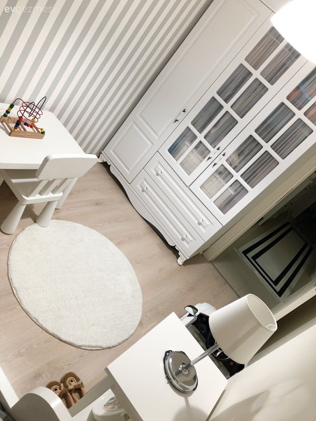 Çizgili duvar kağıdı, Beyaz, Gri, Dolap, Çocuk odası çalışma masası