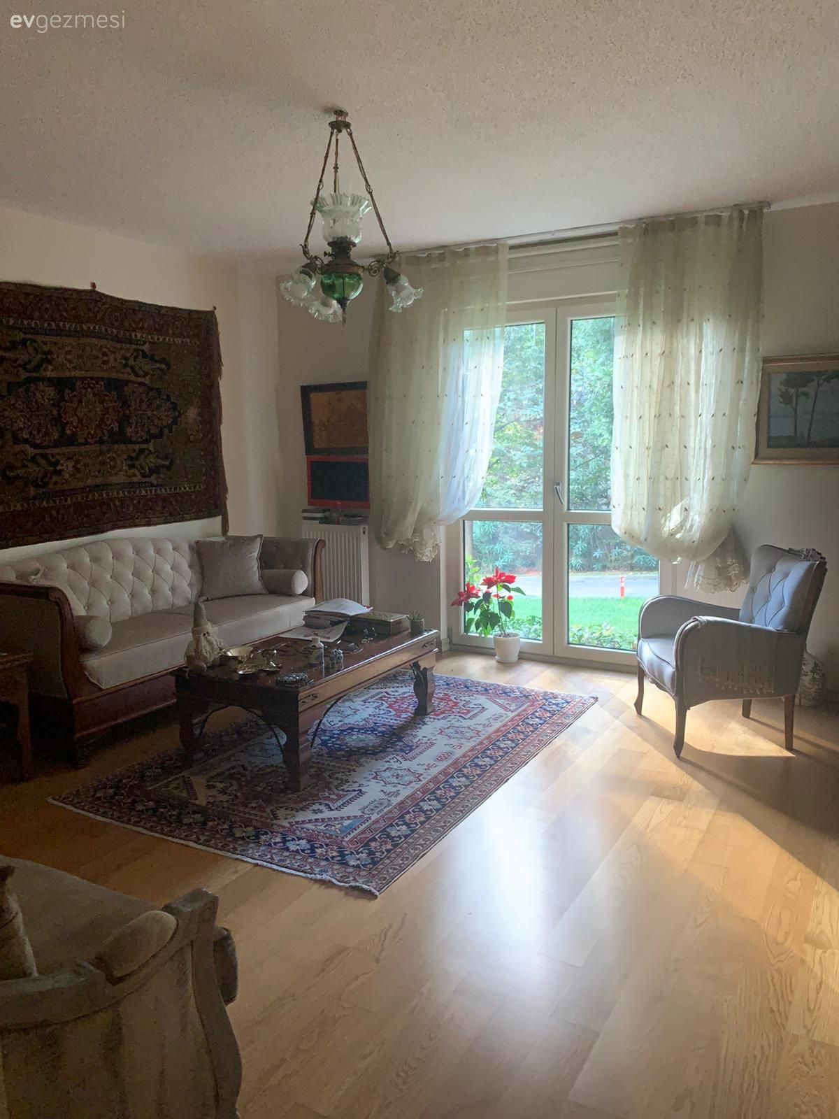 Salon, Rustik, Eklektik, Kahverengi, Bej, Mavi, Koltuk takımı, Orta sehpa, Sehpa, Halı, Salon halısı, Yan sehpa, Duvar dekorasyonu, Kırlent, Ev tekstili, Vizon, Kilim, Desenler, Sehpa üstü aksesuarı, Ev Aksesuar, Avize, Aydınlatma, Salon avizesi, Tablo, Vitrin, Parke, Berjer, Tül perde, Perde