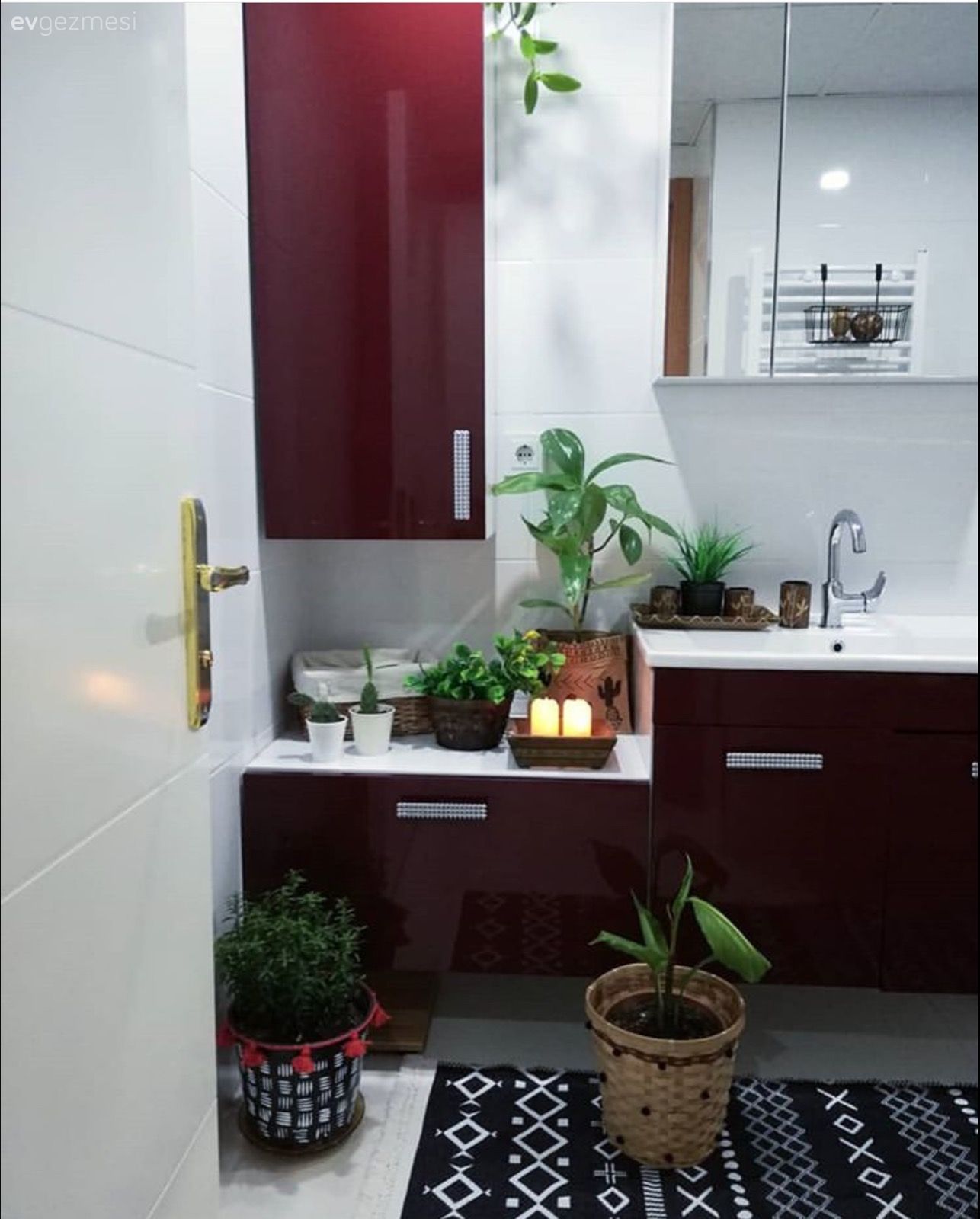 Banyo, Bordo, Beyaz, Siyah, Banyo dolabı, Banyo aynası, Ev bitkisi, Banyo seramikleri, Saksı, Banyo paspası, Geometrik desen, Desenler