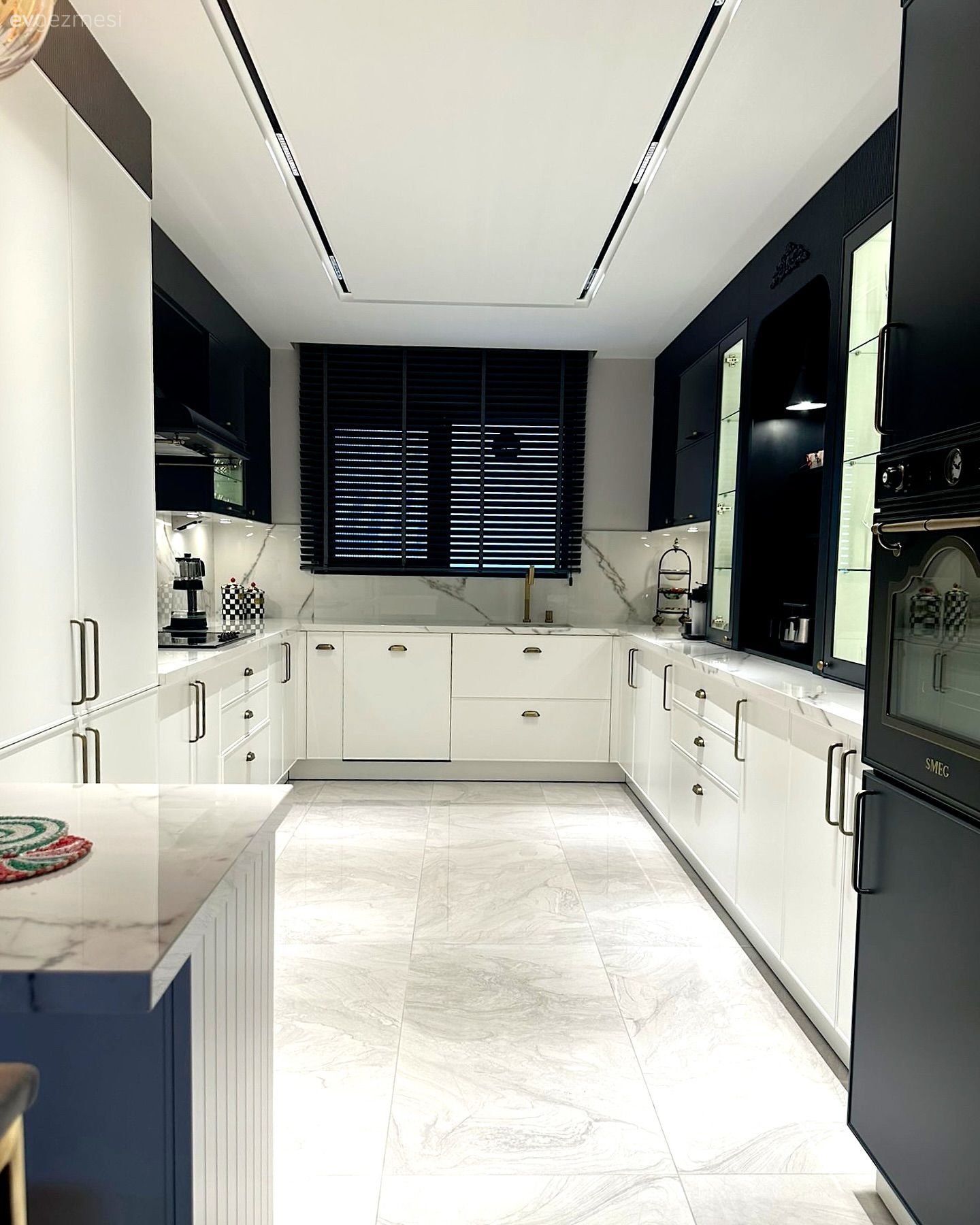 Mutfak, Modern, Beyaz, Siyah, U-tipi mutfak, Mutfak tezgahı, Mutfak tezgah arası, Porselen tezgah, Mutfak aksesuarları, Siyah- Beyaz, Mutfak zemin seramikleri, Mutfak perdesi, Jaluzi, Led aydınlatma, Aydınlatma