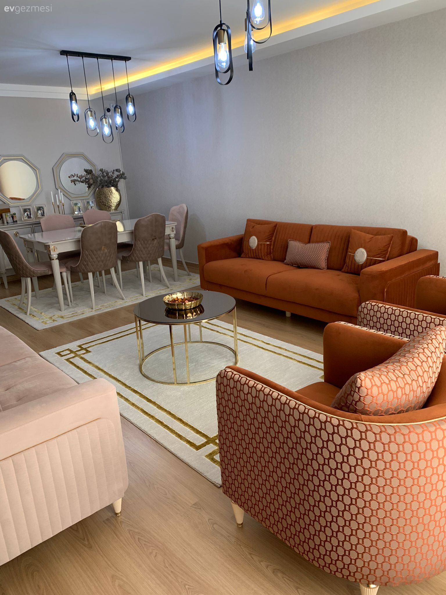 Salon, Turuncu, Modern klasik, Koltuk takımı, Krem, Altın, Halı, Salon halısı, Berjer, Yuvarlak sehpa, Sehpa, Sandalye, Yemek masası, Avize, Aydınlatma