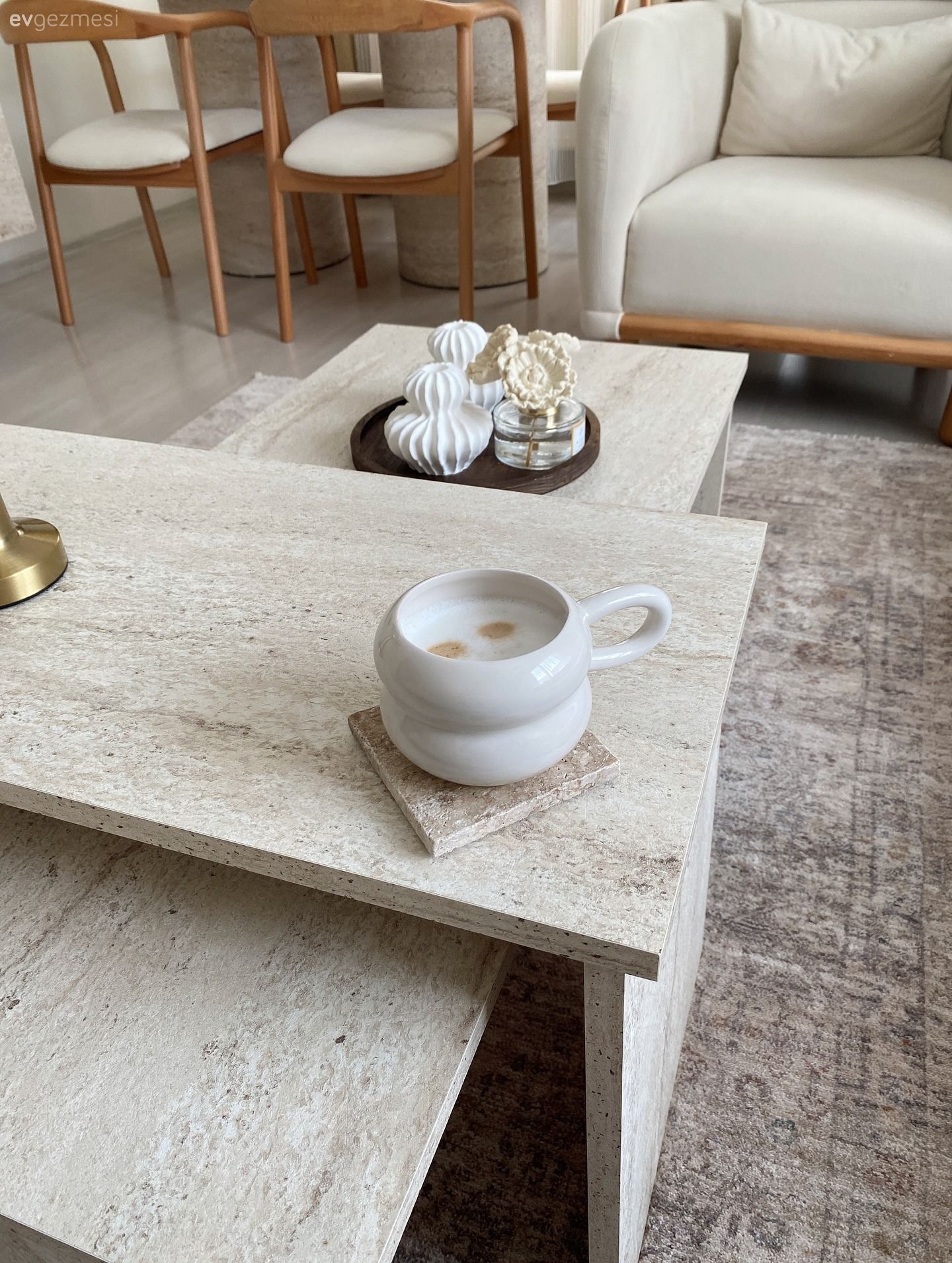 Krem, Beyaz, Bej, Ahşap Mobilya, Orta sehpa, Sehpa, Halı, Salon halısı, Sandalye, Dekoratif Objeler