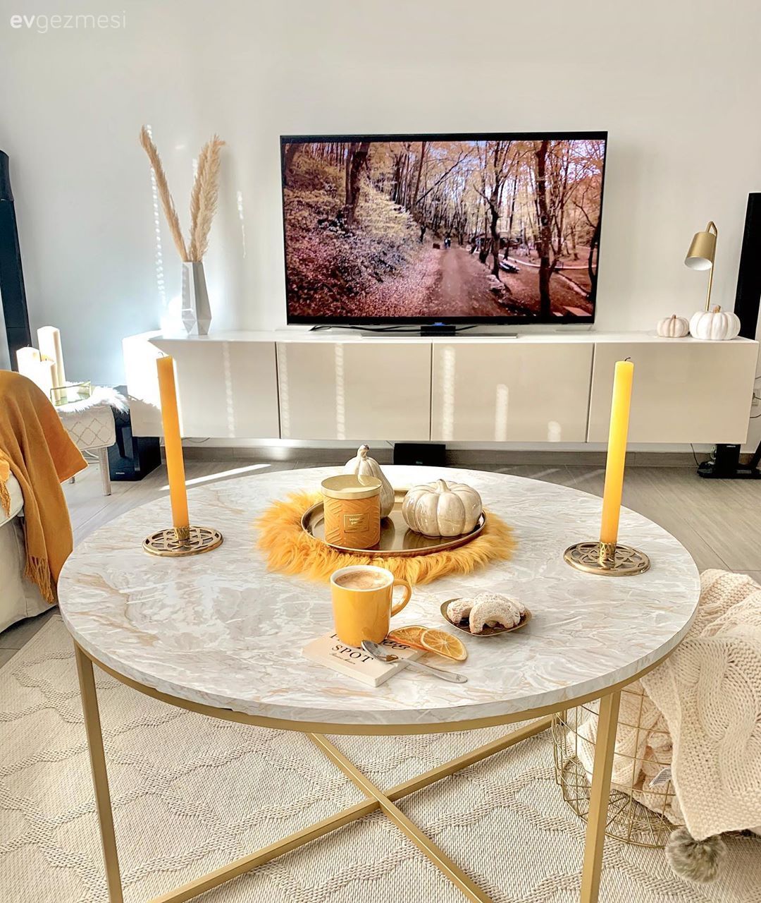 Salon, Beyaz, Orta sehpa, Sehpa, Sarı, Sehpa üstü aksesuarı, Ev Aksesuar, Şamdan, Mum, Vazo, Pampas otu, Tv ünitesi, Halı, Salon halısı