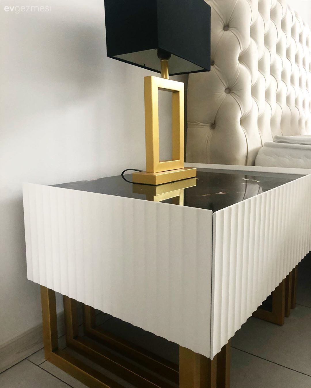 Komodin, Beyaz, Siyah, Altın, Abajur, Aydınlatma, Kapitone yatak başlığı