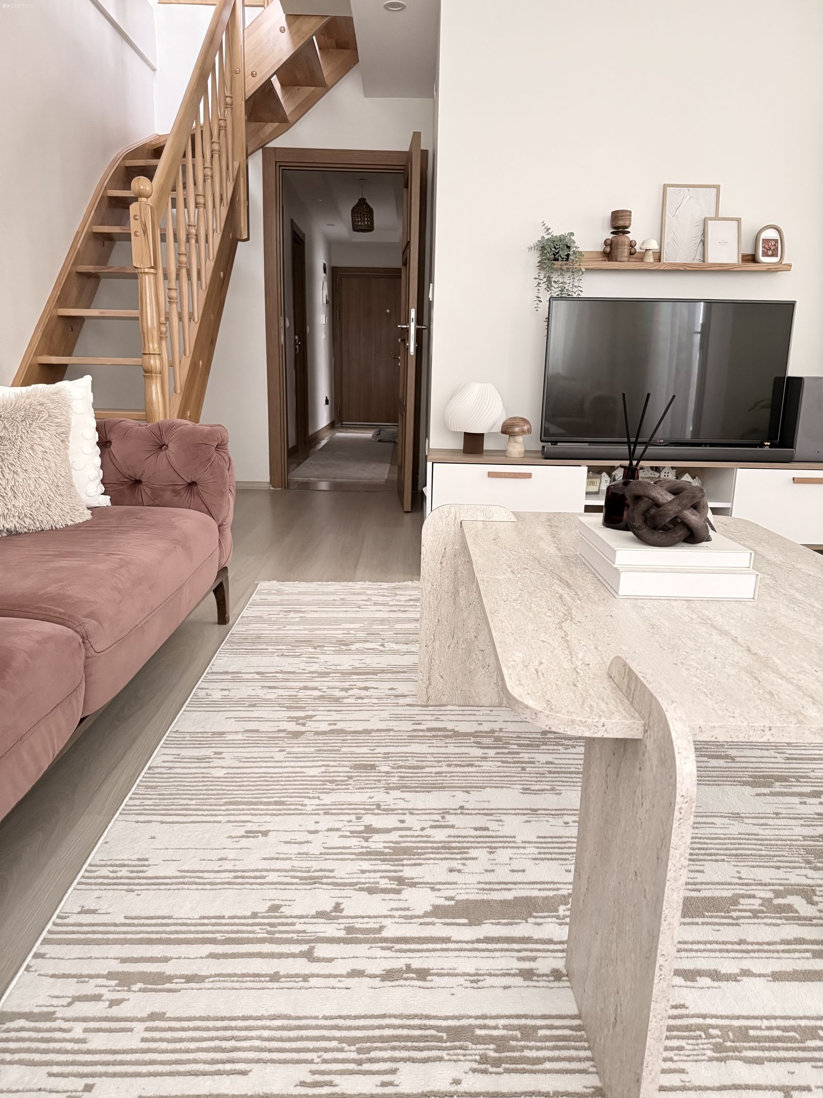 Bu İki Katlı Evde Modern ve Country Esintiler Karışmış