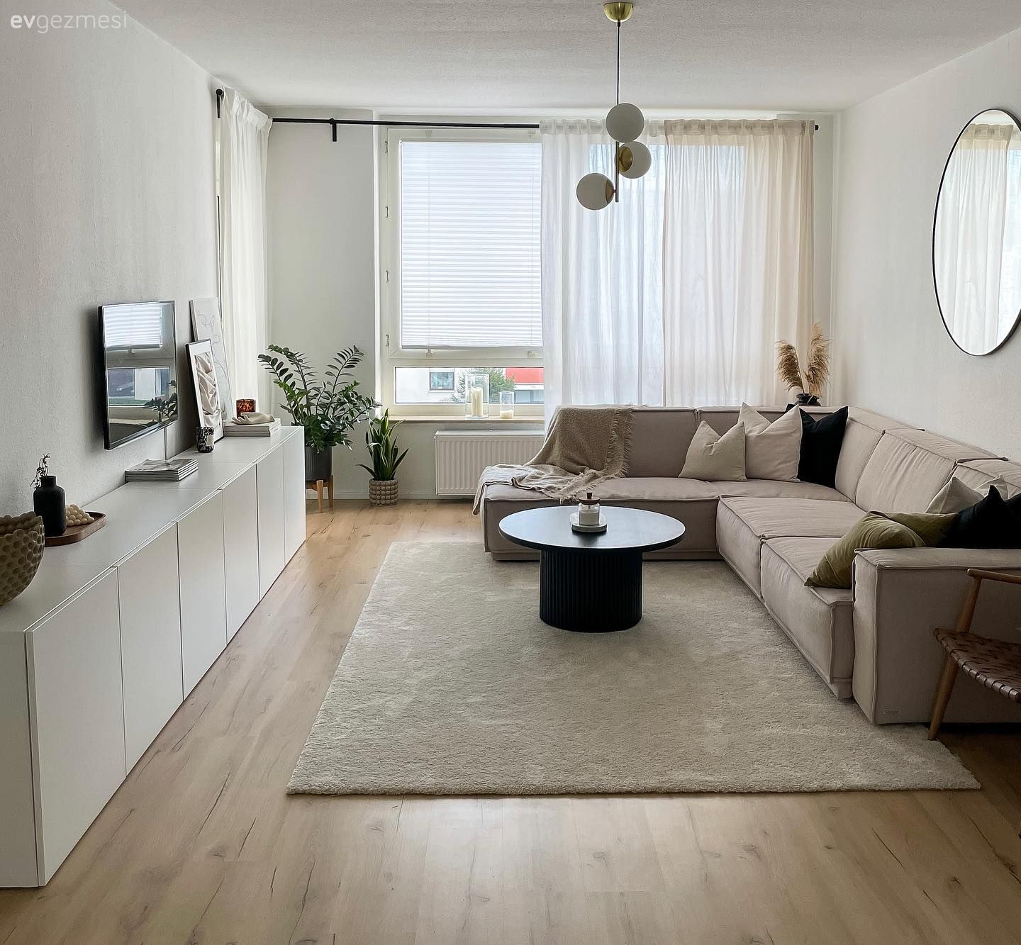 Salon, Modern, Beyaz, Bej, Siyah, Krem, Vizon, Köşe koltuk, Koltuk takımı, Orta sehpa, Sehpa, Halı, Salon halısı, Tv ünitesi, Ev bitkisi, Tül perde, Perde, Avize, Aydınlatma, Salon avizesi, Yuvarlak ayna, Dekoratif ayna, Kırlent, Ev tekstili, Parke