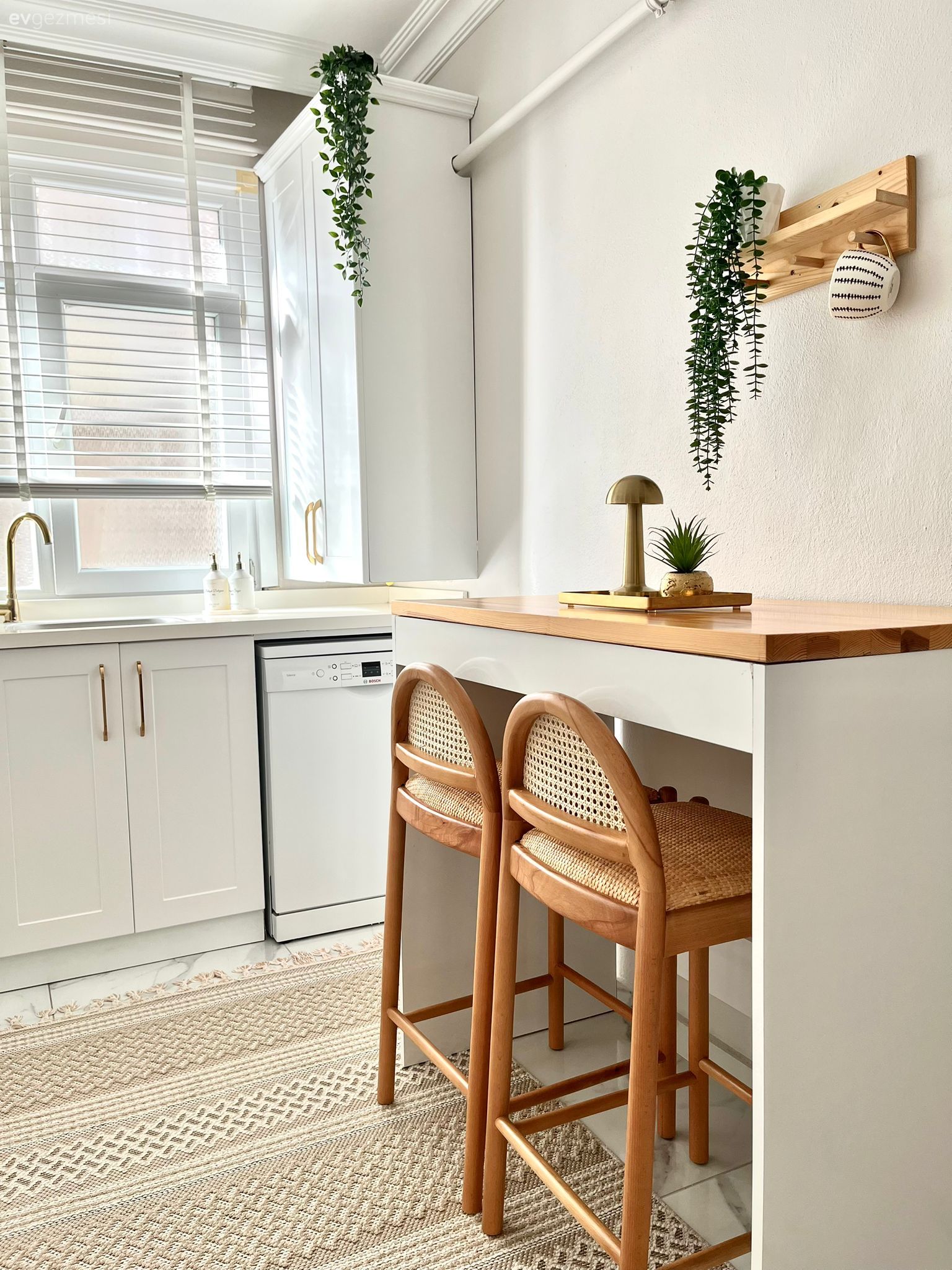 Beyaz ve Ahşap Birlikteliği Bu Evin Temel Kriteri