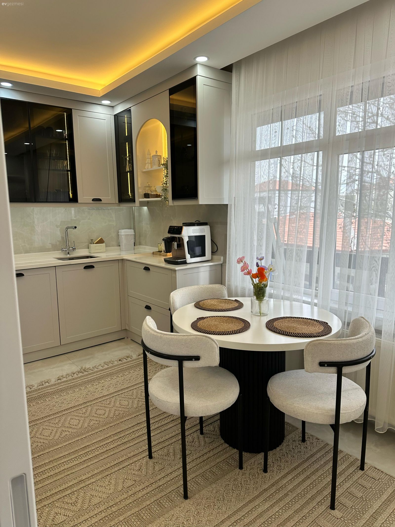 Bu Kırşehir Mutfağında Cam Kapaklar Şıklığı Arttırmış