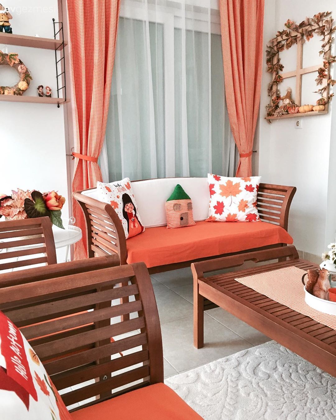 Balkon, Kış bahçesi, Turuncu, Beyaz, Balkon oturma grubu, Ahşap Mobilya, Balkon perdesi, Kırlent, Ev tekstili, Balkon masası, Balkon duvar dekorasyonu, Balkon halısı, Ekose desen, Desenler, Çiçekler