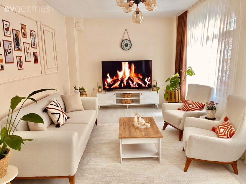 Bu Evde Beyaz ve Kremin Ferah Hali Canlı Vurgularla Desteklenmiş!