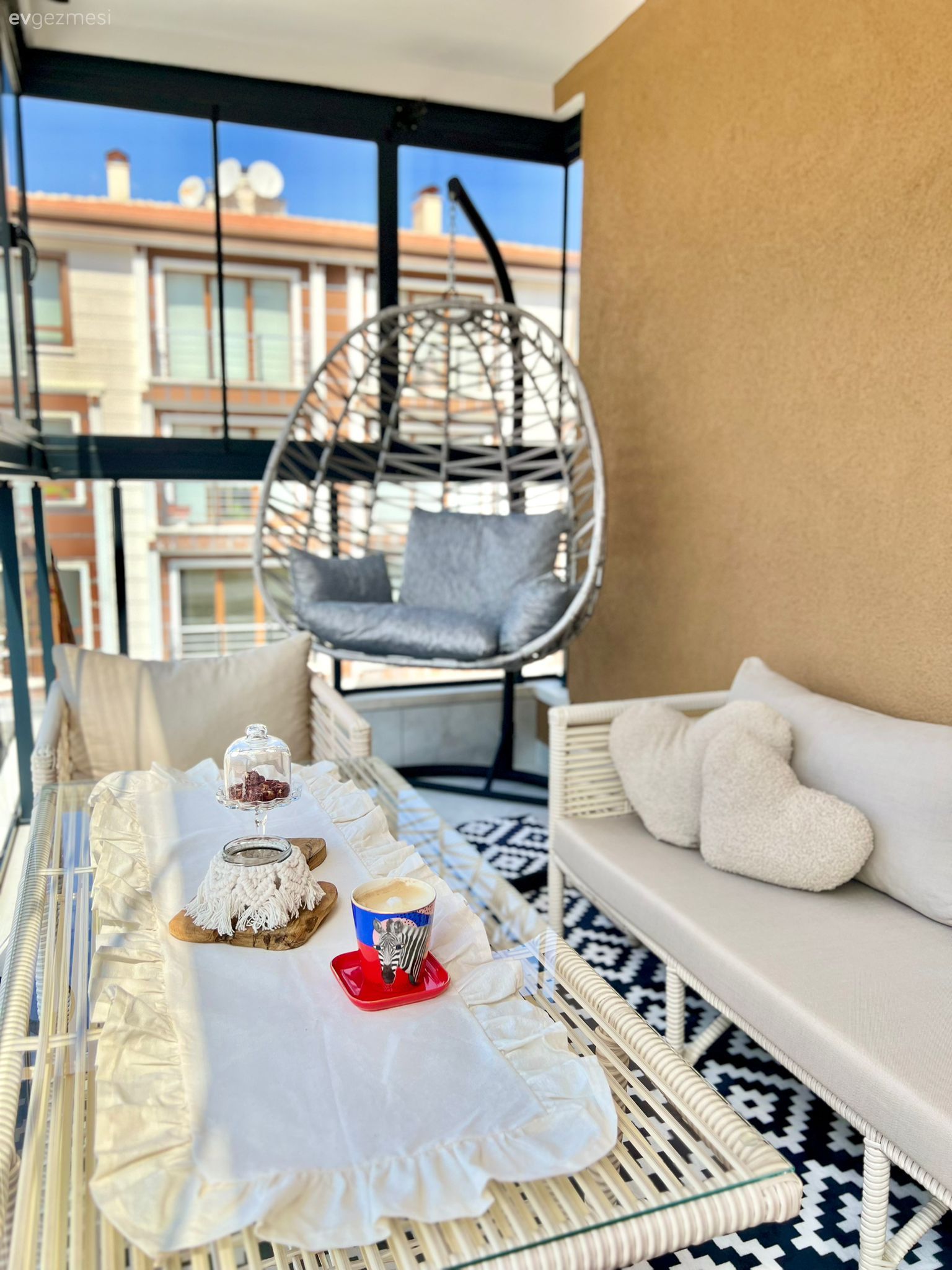 Balkon, Bohem Dekorasyon, Beyaz, Salıncak, Balkon oturma grubu, Balkon masası, Kırlent, Ev tekstili