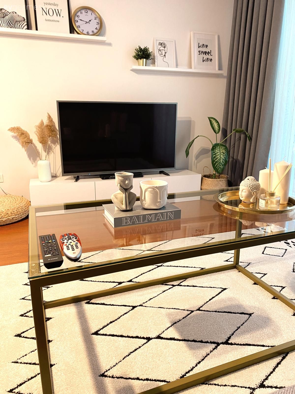 Tv ünitesi, Tv ünitesi aksesuarları, Ev Aksesuar, Beyaz, Siyah, Geometrik desen, Desenler, Halı, Salon halısı, Orta sehpa, Sehpa, Sehpa üstü aksesuarı, Fon perde, Perde, Tül perde, Ev bitkisi