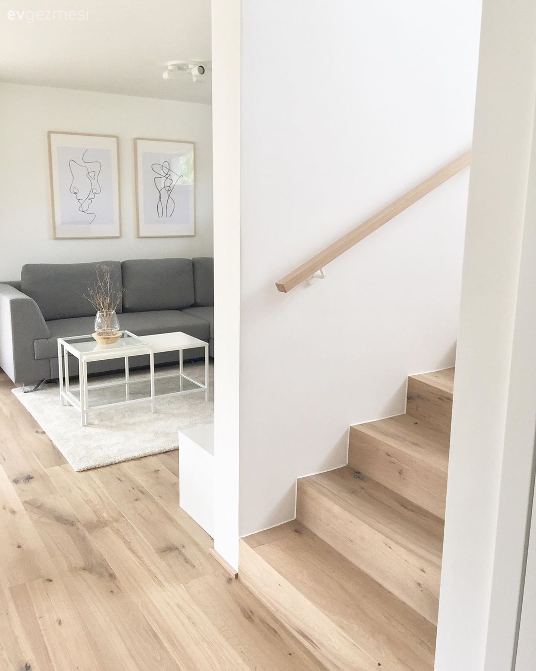 Salon, Modern, Beyaz, Gri, Hasır, Köşe koltuk, Koltuk takımı, Orta sehpa, Sehpa, Halı, Salon halısı, Tablo, Duvar dekorasyonu, Ev Aksesuar, Parke, Merdiven, Dubleks evler