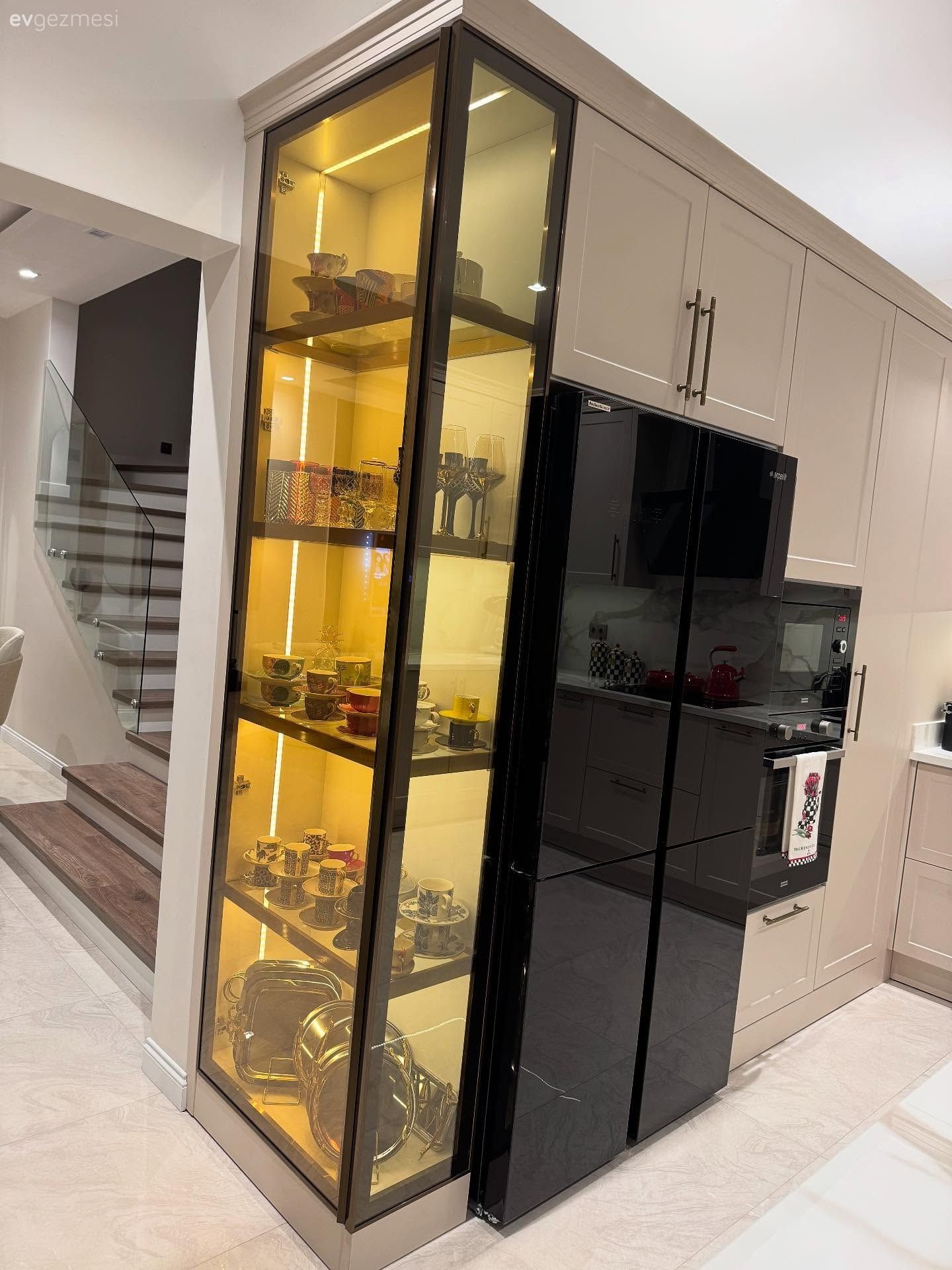 Cam kapaklı dolap, Bej, Vizon, Siyah- Beyaz, Mutfak