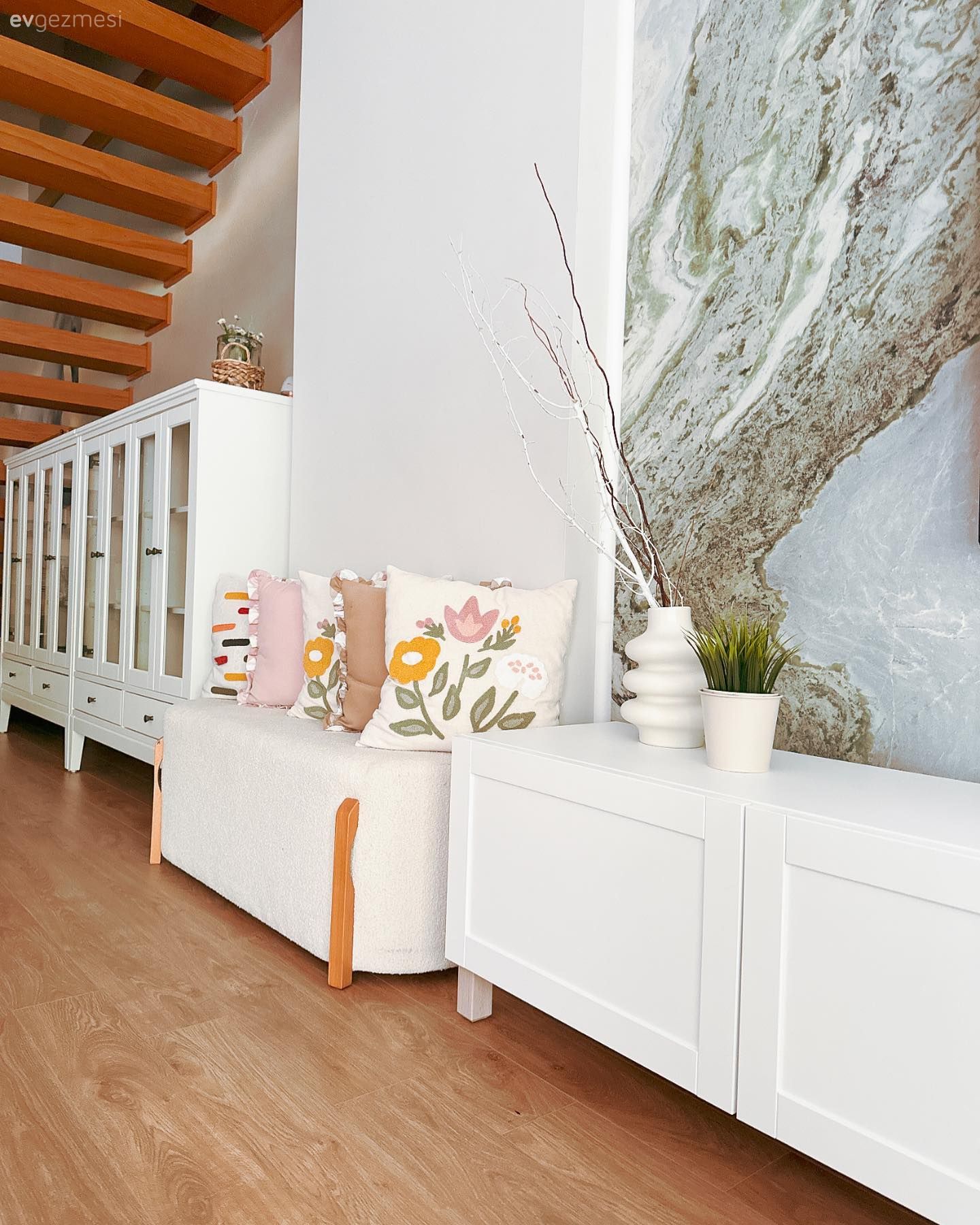 Bu Müstakil Evin Salonu Beyaz ve Ahşabın Buluşma Noktası!