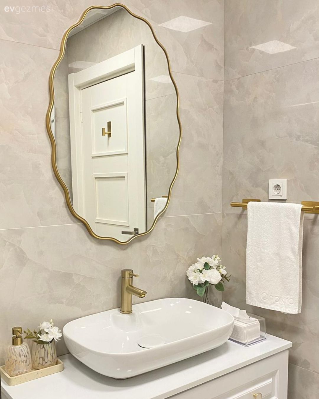 Banyo, Beyaz, Krem, Altın, Banyo dolabı, Banyo aynası, Banyo lavabosu, Banyo bataryası, Banyo aksesuarları, Banyo seramikleri