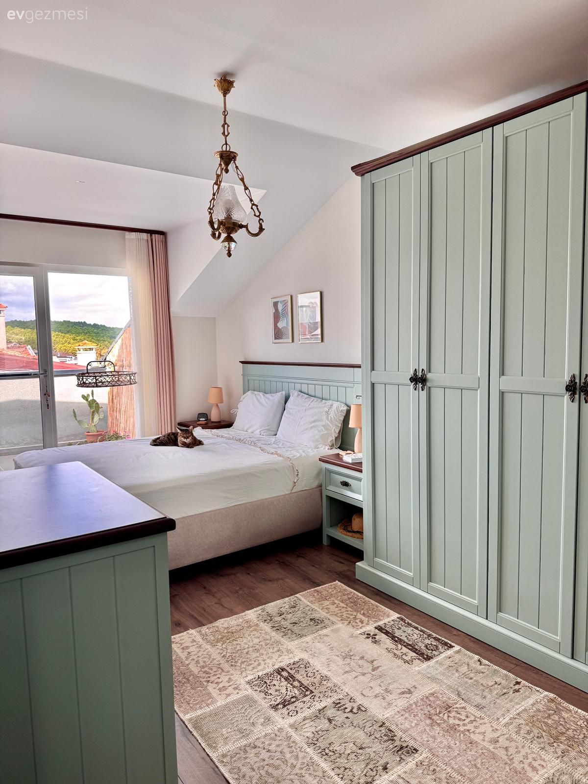 Yatak Odası, Mint yeşil, Beyaz, Yatak başlığı, Gardrop, Halı, Fon perde, Perde, Tül perde, Avize, Aydınlatma