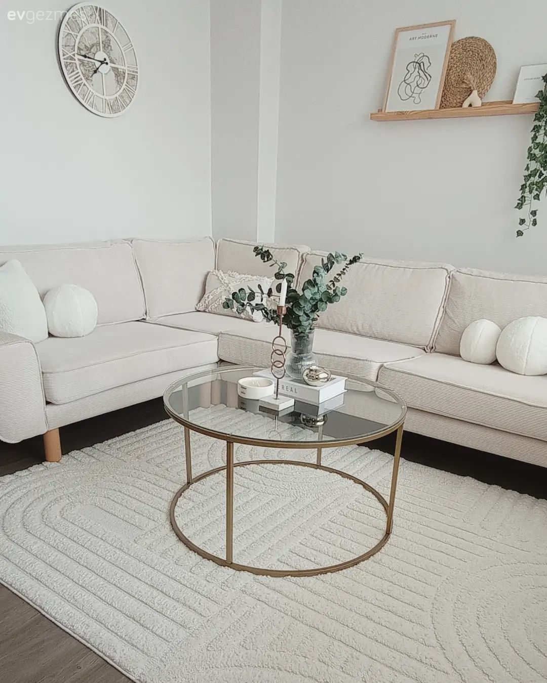 Salon, İskandinav, Beyaz, Köşe koltuk, Koltuk takımı, Duvar rafı, Duvar dekorasyonu, Halı, Salon halısı, Orta sehpa, Sehpa, Kırlent, Ev tekstili, Cam orta sehpa