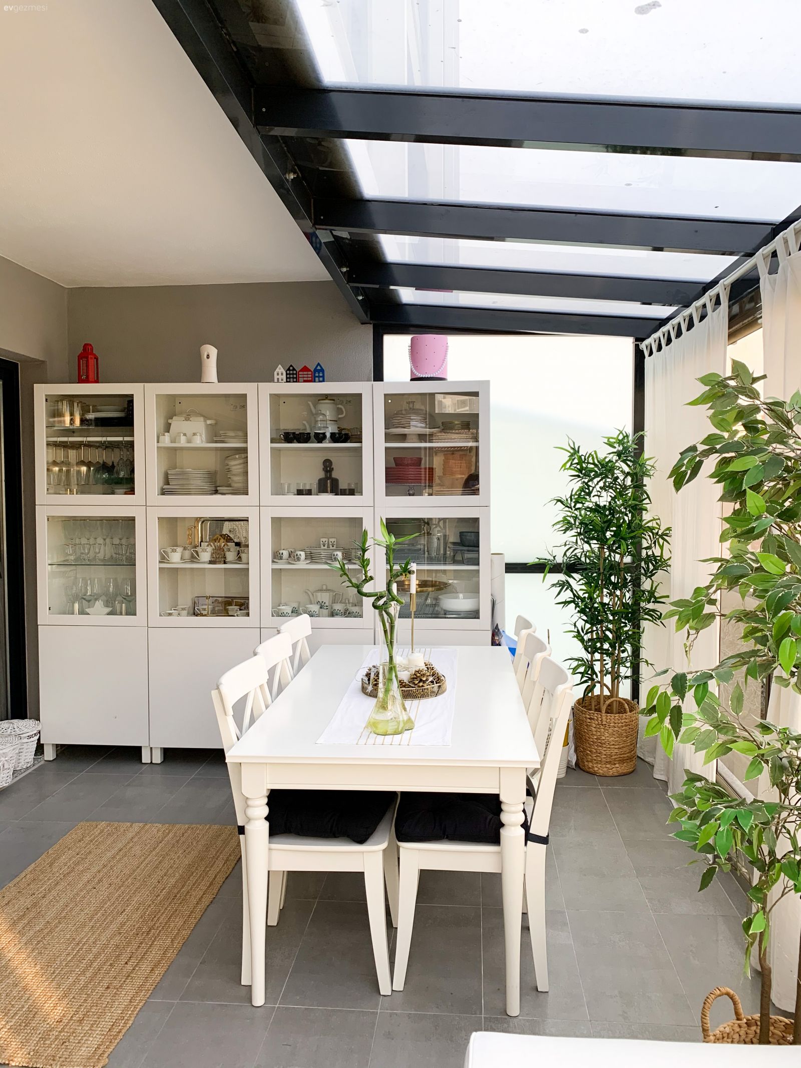 Balkon, İskandinav, Beyaz, Balkon masası, Sandalye, Balkon halısı, Vitrin, Balkon zemini, Kapalı balkon, Teras, Ev bitkisi, Siyah