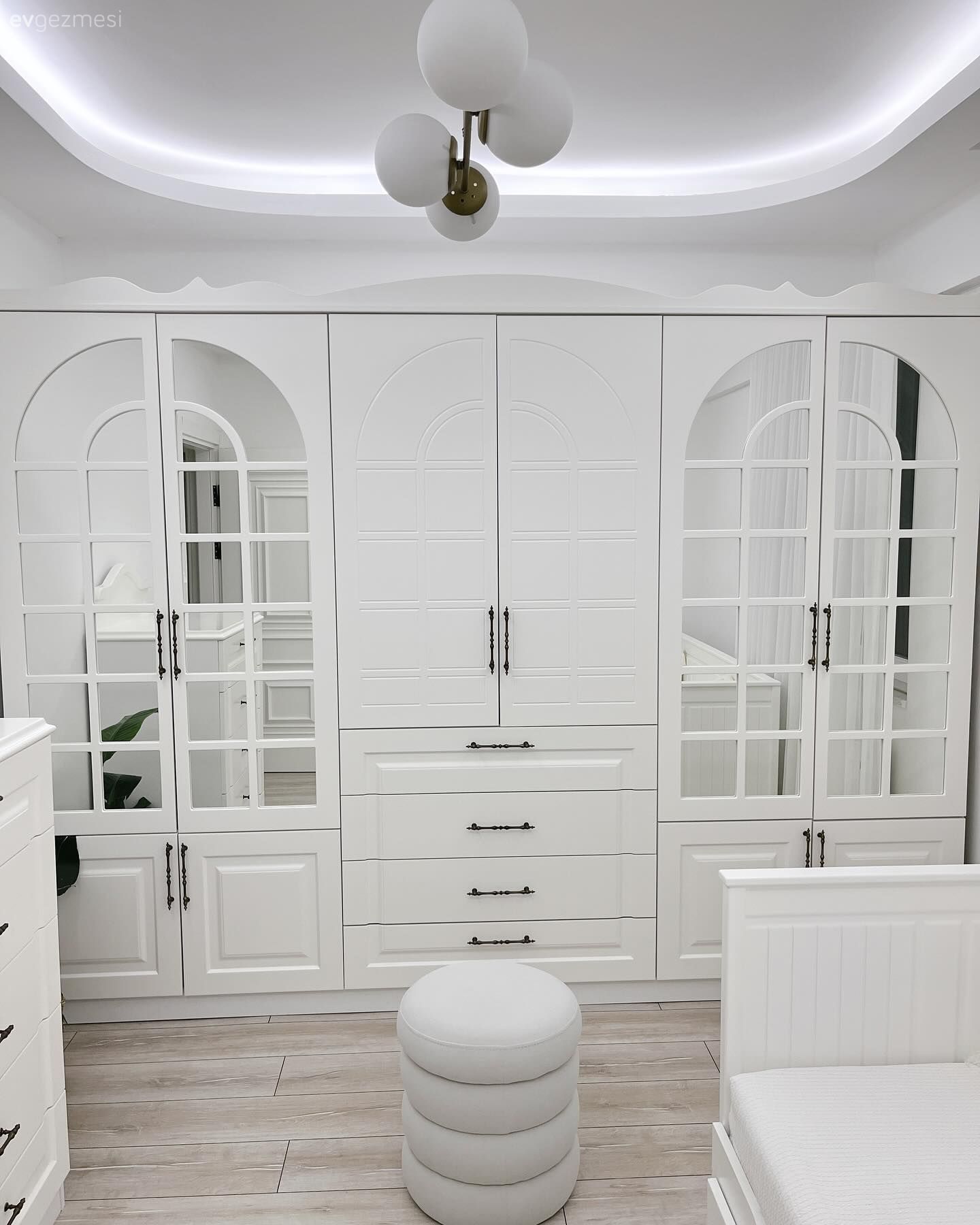 Gardrop, Beyaz, Giyinme odası, Ayna, Puf, Sedir, Avize, Aydınlatma