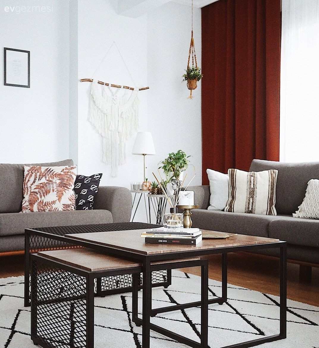 Salon, Modern, Gri, Siyah, Bej, Bordo, Koltuk takımı, Berjer, Orta sehpa, Sehpa, Geometrik desen, Desenler, Halı, Salon halısı, Fon perde, Perde, Kırlent, Ev tekstili, Beyaz, Ev bitkisi, Kahverengi