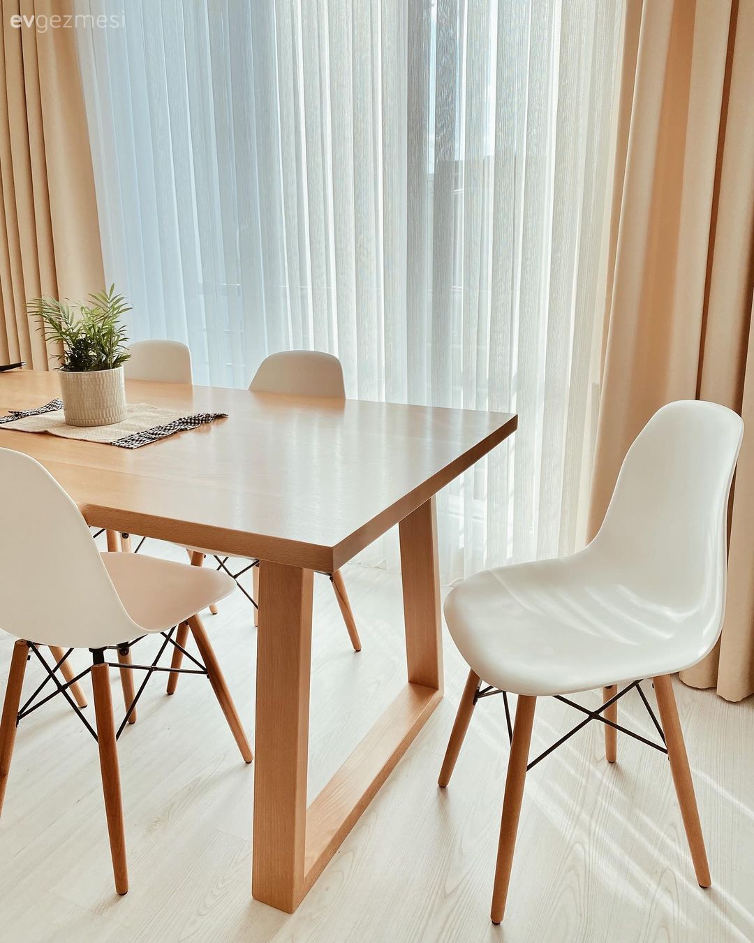 Beyaz, Krem, Bej, Fon perde, Perde, Tül perde, Yemek masası, Sandalye