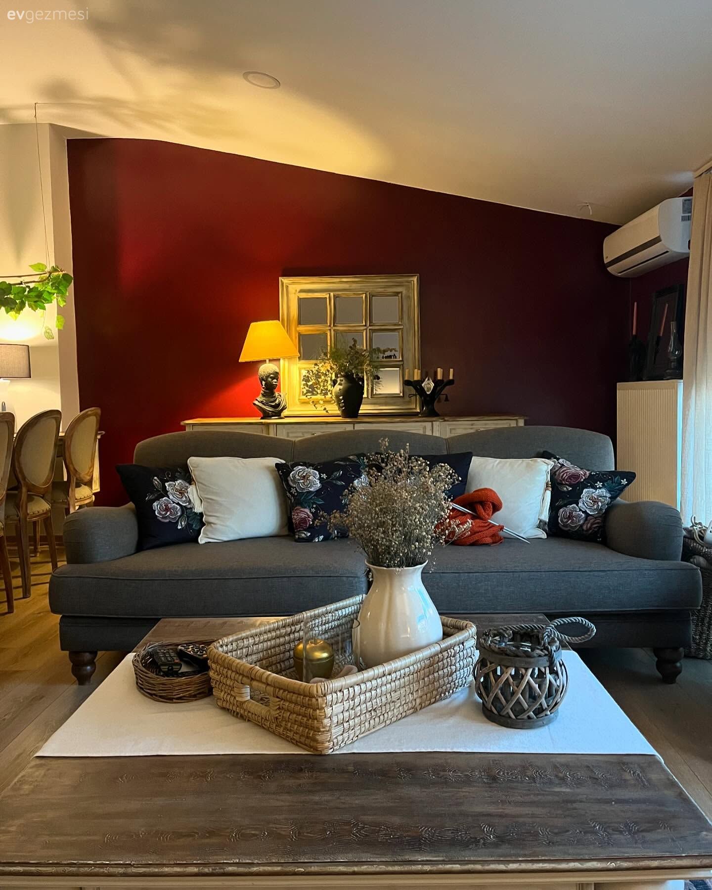 Bordo Duvarlı Bu Evde Zarif Tamamlayıcılar Ön Planda