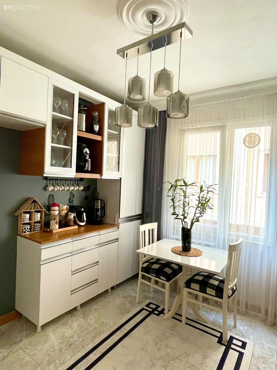 Mutfak, Modern, Beyaz, Beyaz ve ahşap mutfak, Ekstra mutfak dolabı, Sandalye, Mutfak masası, Mutfak Avize Modelleri, Mutfak perdesi, Mutfak halısı, Mutfak aksesuarları, Vazo, Ev Aksesuar, Dekoratif Objeler