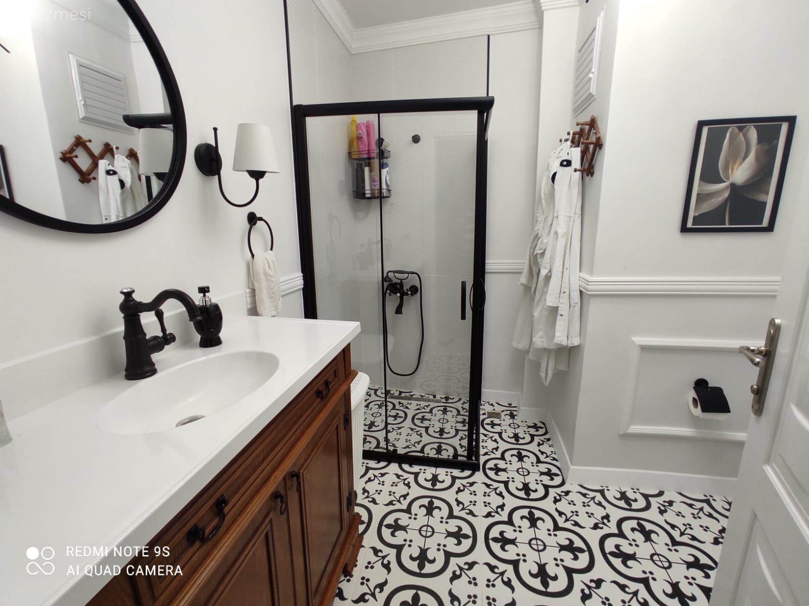 Banyo, Beyaz, Siyah, Ahşap Mobilya, Banyo dolabı, Banyo aynası, Duşakabin, Banyo seramikleri, Duvar çıtalama, Yuvarlak ayna, Dekoratif ayna, Stencil, Mobilya boyama