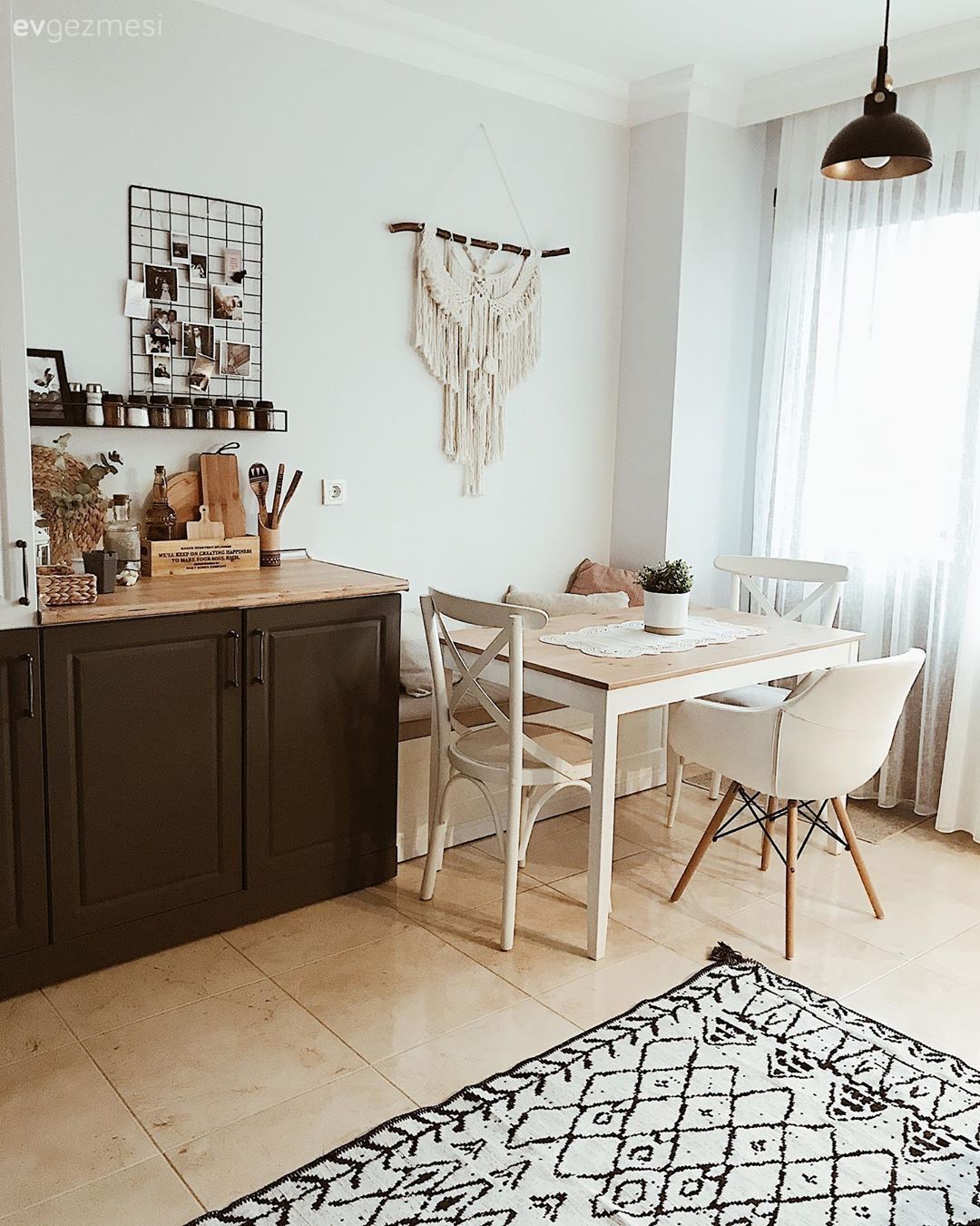 Mutfak, Beyaz, Gri, Mutfak tezgahı, Mutfak tezgah arası, Tezgah arası seramik, Mutfak halısı, Tül perde, Perde, Mutfak masası, Sandalye, Mutfak Avize Modelleri, Mutfak rafı, Makrome, Mutfak köşesi