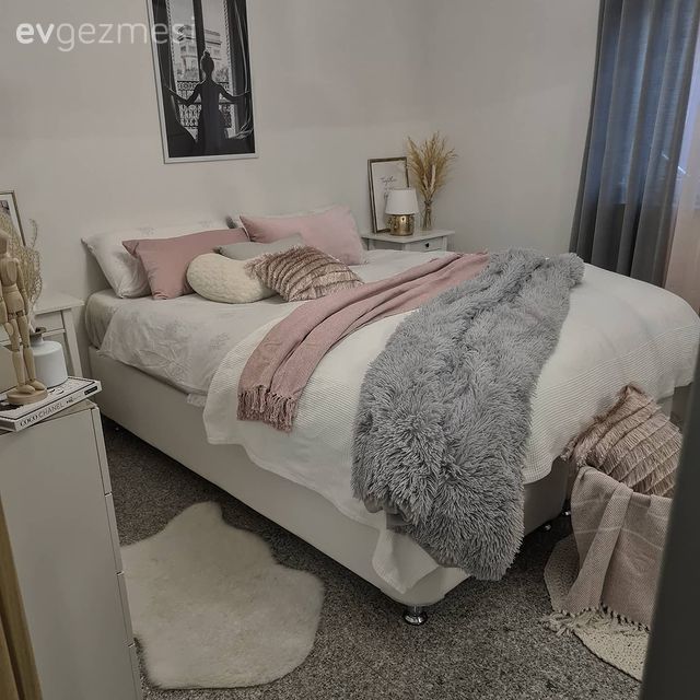 Yatak Odası, Beyaz, Gri, Pudra pembe, Tablo, Duvar dekorasyonu, Fon perde, Perde, Vazo, Ev Aksesuar, Pampas otu, Peluş, Şifonyer, Yatak örtüsü