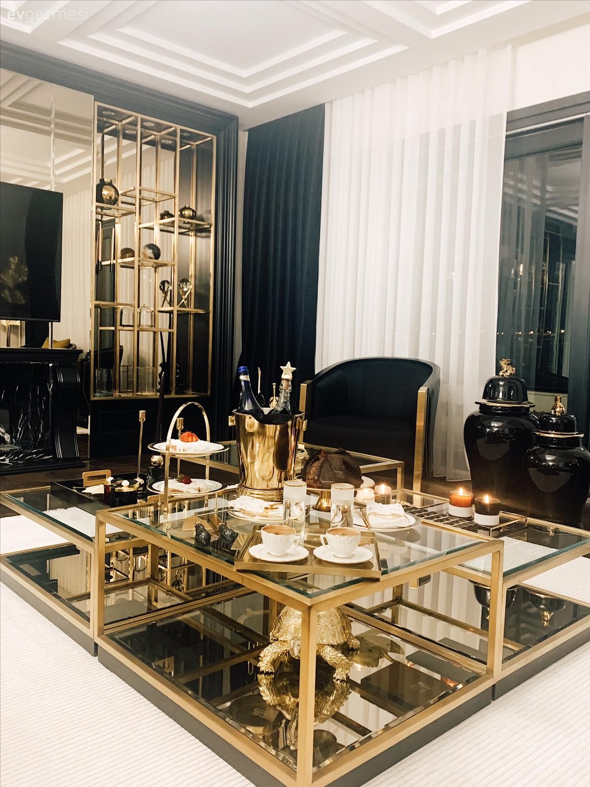 Salon, Art deko, Beyaz, Siyah, Altın, Koltuk takımı, Orta sehpa, Sehpa, Dekoratif Objeler, Tv ünitesi, Tv ünitesi aksesuarları, Ev Aksesuar, Avize, Aydınlatma, Duvar çıtalama, Berjer