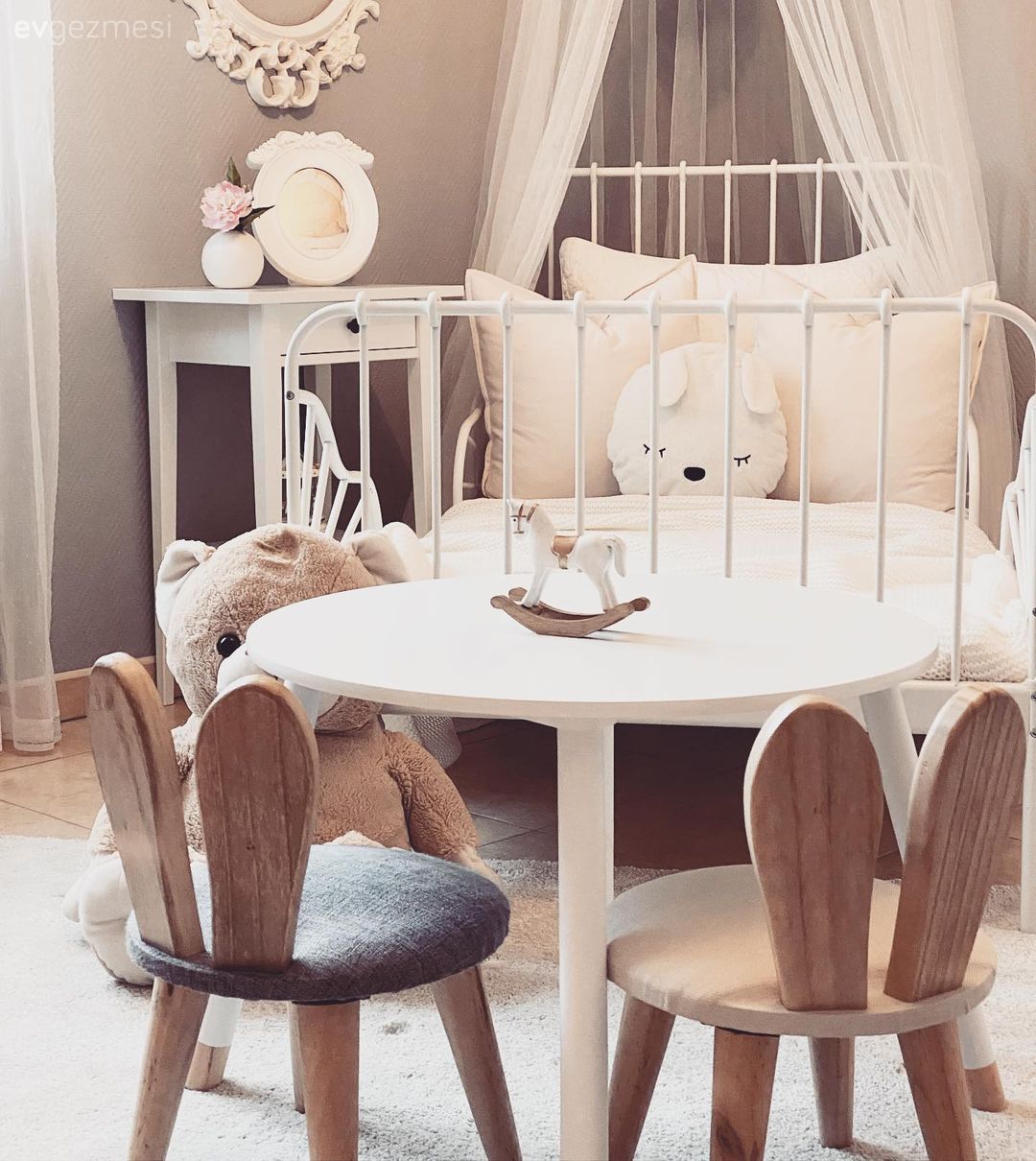 Çocuk Odası, Beyaz, Krem, Bej, Çocuk odası duvar dekorasyonu, Cibinlik, Çocuk odası çalışma masası
