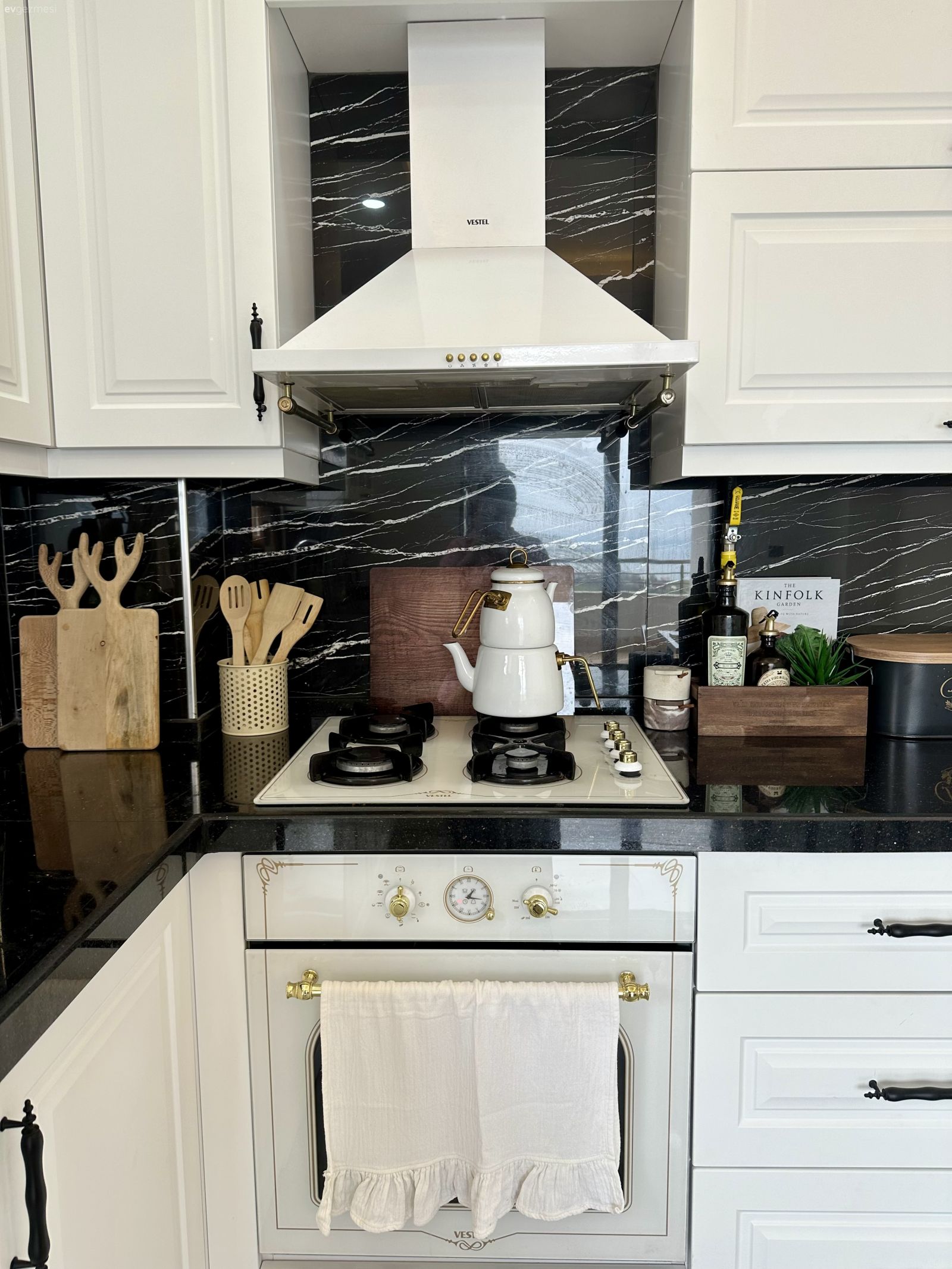 Mutfak, Beyaz, Siyah, Mutfak tezgahı, Modern rustik, Shaker kapaklı dolaplar, Siyah tezgah, Mutfak tezgah arası, Sandalye, Mutfak masası, Led aydınlatma, Aydınlatma, Spot aydınlatma, Mutfak aksesuarları, Davlumbaz