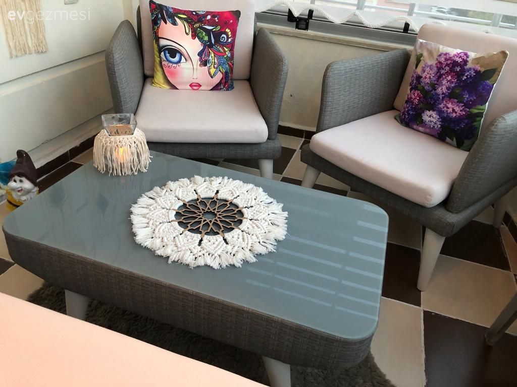 Balkon, Beyaz, Siyah, Pudra pembe, Krem duvar, Balkon oturma grubu, Balkon masası, Çiçeklik, Makrome, Balkon duvar dekorasyonu, Balkon perdesi, Zebra Perde, Perde, Balkon avizesi, Kırlent, Ev tekstili