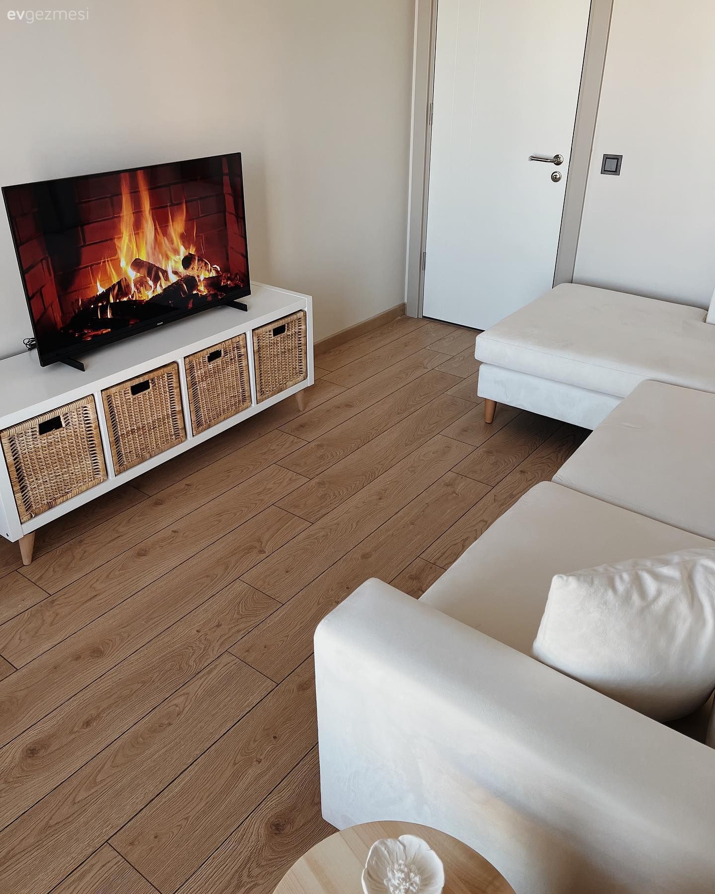 Koltuk takımı, Beyaz, Hasır sepet, Tv ünitesi, Tv ünitesi aksesuarları, Ev Aksesuar, Köşe koltuk, Parke, Kırlent, Ev tekstili