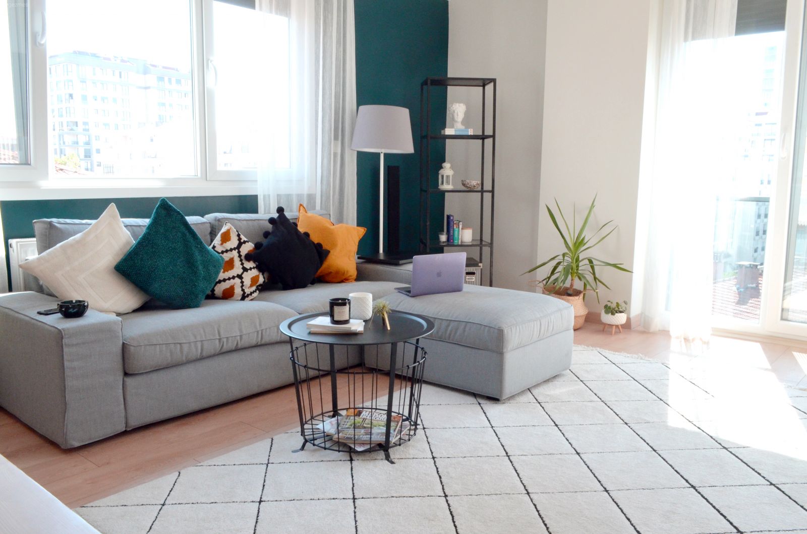 Salon, İskandinav, Gri, Sarı, Beyaz, Siyah, Gri koltuk, Köşe koltuk, Koltuk takımı, Kırlent, Ev tekstili, Tül perde, Perde, Lambader, Aydınlatma, Halı, Salon halısı, Geometrik desen, Desenler, Antrasit duvar, Kitaplık