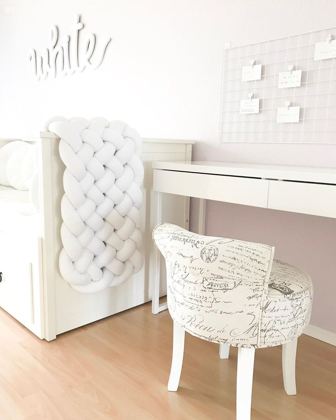 Çocuk Odası, Beyaz, Çocuk odası çalışma masası, Sandalye, Duvar panosu, Duvar dekorasyonu