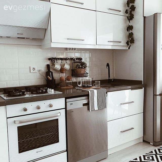 Mutfak, Beyaz, Siyah, Siyah tezgah, Mutfak tezgahı, Mutfak tezgah arası, Tezgah arası seramik, Metro seramik, Seramik