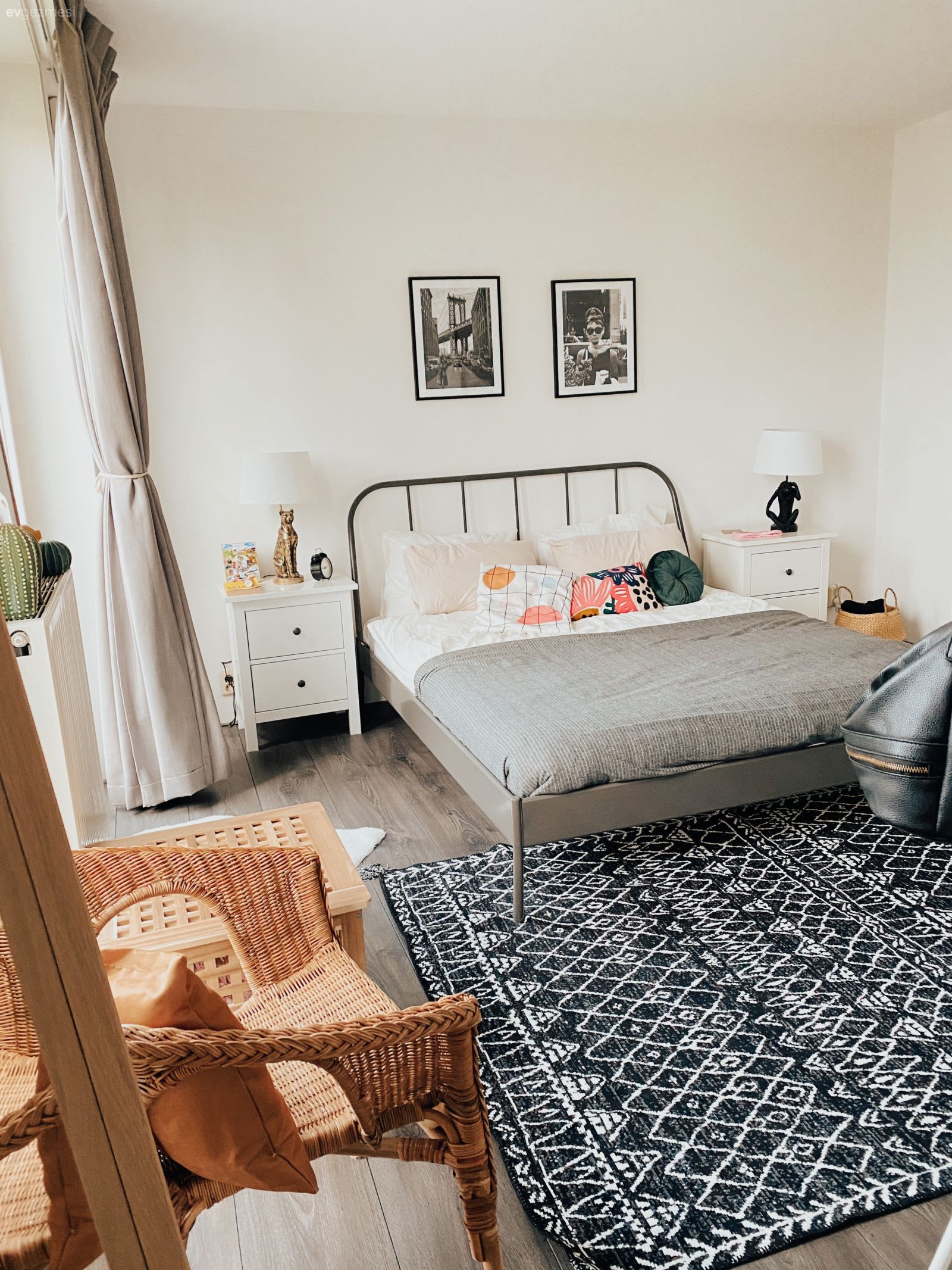 Yatak Odası, Beyaz, Siyah, İskandinav, Rattan sandalye, Halı, Desenler, Fon perde, Perde, Tül perde, Ev bitkisi, Çerçeve, Parke