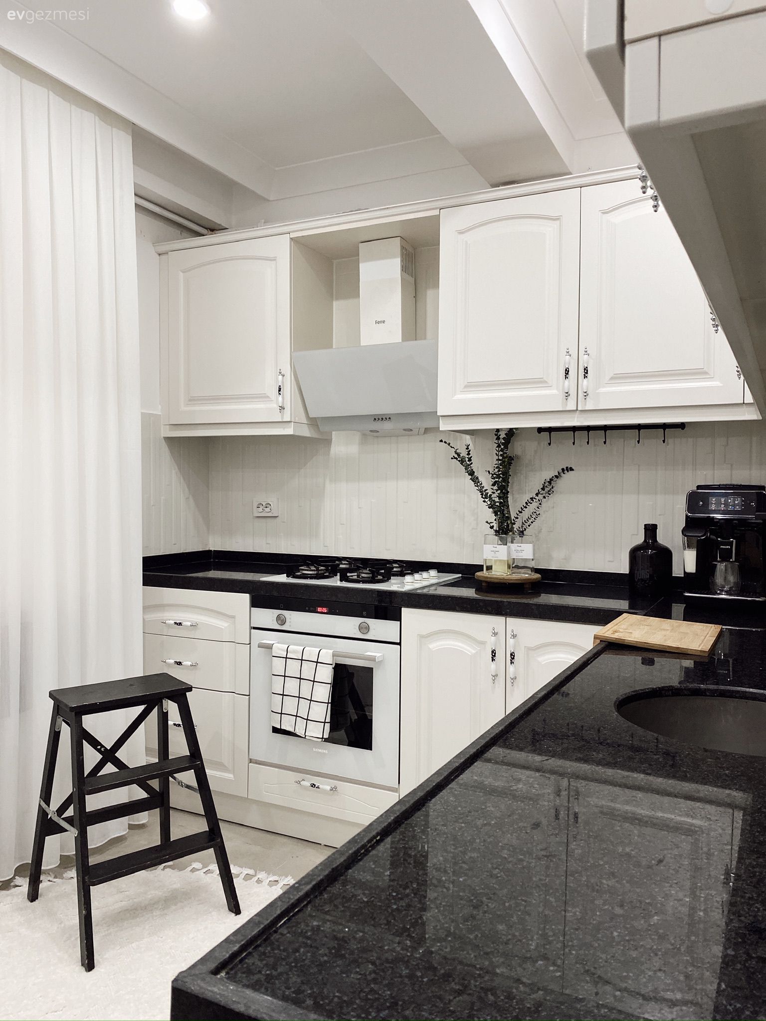Mutfak, Beyaz, Siyah, Siyah tezgah, Mutfak tezgahı, Mutfak tezgah arası, Shaker kapaklı dolaplar, Ankastre, Davlumbaz, Dekoratif Objeler, Mutfak aksesuarları, Mutfak tülü, Mutfak perdesi