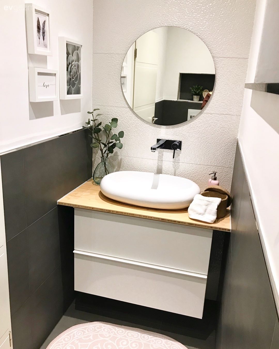 Banyo, Modern banyo, Beyaz, Siyah, Banyo dolabı, Banyo aynası, Tablo, Duvar dekorasyonu, Banyo paspası