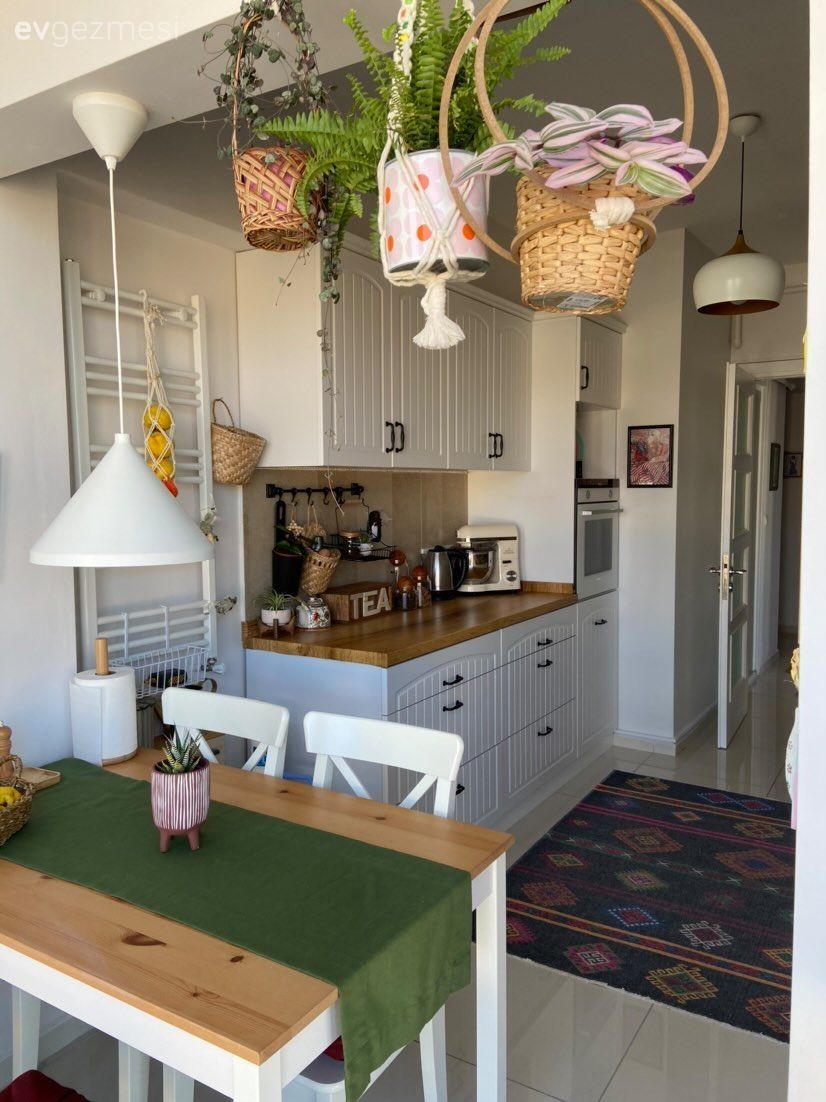 Mutfak, İskandinav, Beyaz, Beyaz ve ahşap mutfak, Ahşap mutfak tezgahı, Mutfak tezgahı, Kahve köşesi, Lambri, Mutfak halısı, Sarkıt, Aydınlatma, Yeşil, Sandalye, Yemek odası avizesi