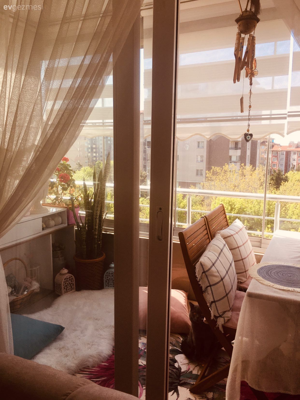 Balkon, Beyaz, Gri duvar, Balkon duvar dekorasyonu, Kırlent, Ev tekstili