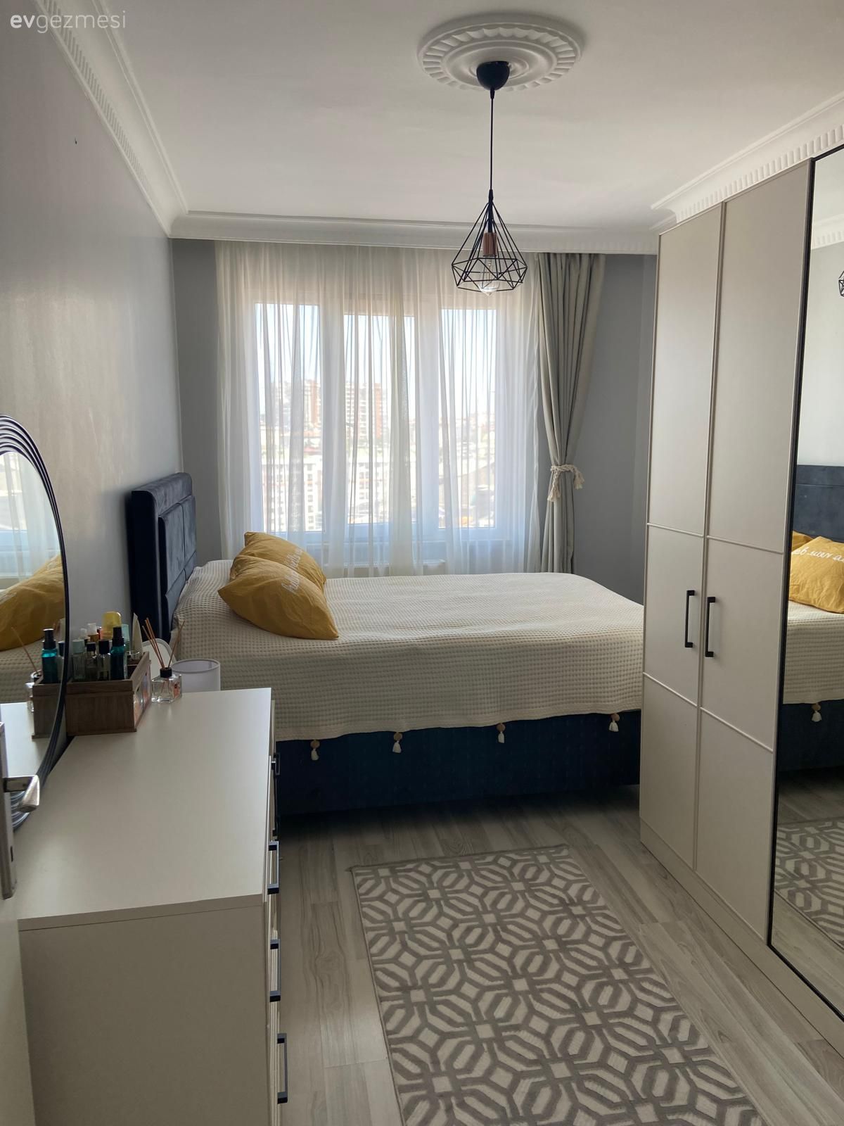 Bu Evde Kavisli ve Kıvrımlı Mobilyalarla Ortamın Keyfi Arttırılmış!