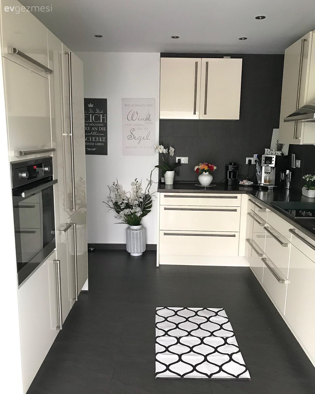 Bu Evin Dış Dekoru İçerisiyle Yarış Halinde