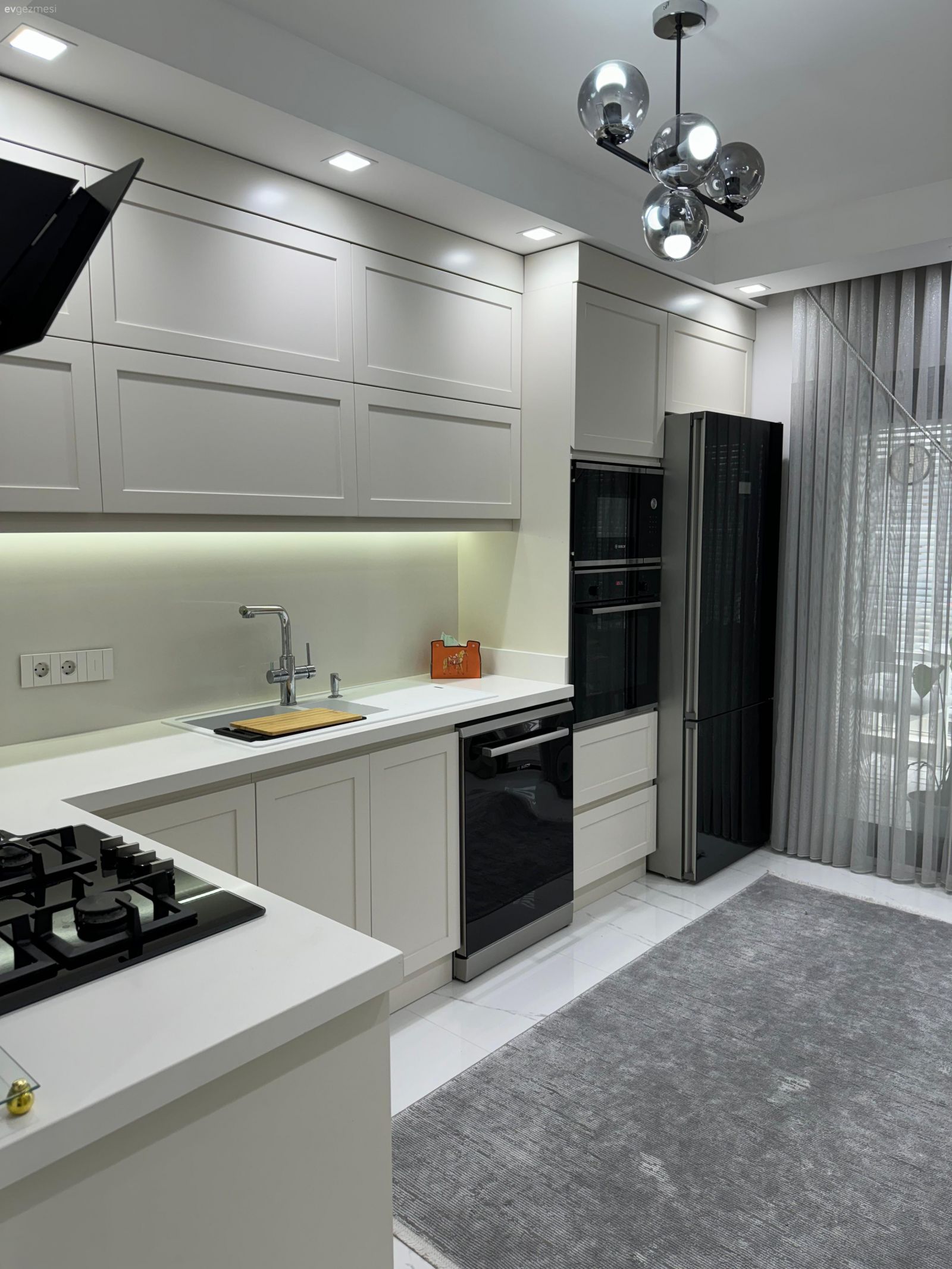 Mutfak, Modern mutfak, Beyaz, Bej, Siyah, Shaker kapaklı dolaplar, Mutfak tezgahı, Mutfak tezgah arası, Ankastre, Mutfak halısı, Spot aydınlatma, Aydınlatma, Davlumbaz, Mutfak zemin seramikleri, Mutfak perdesi, Gri