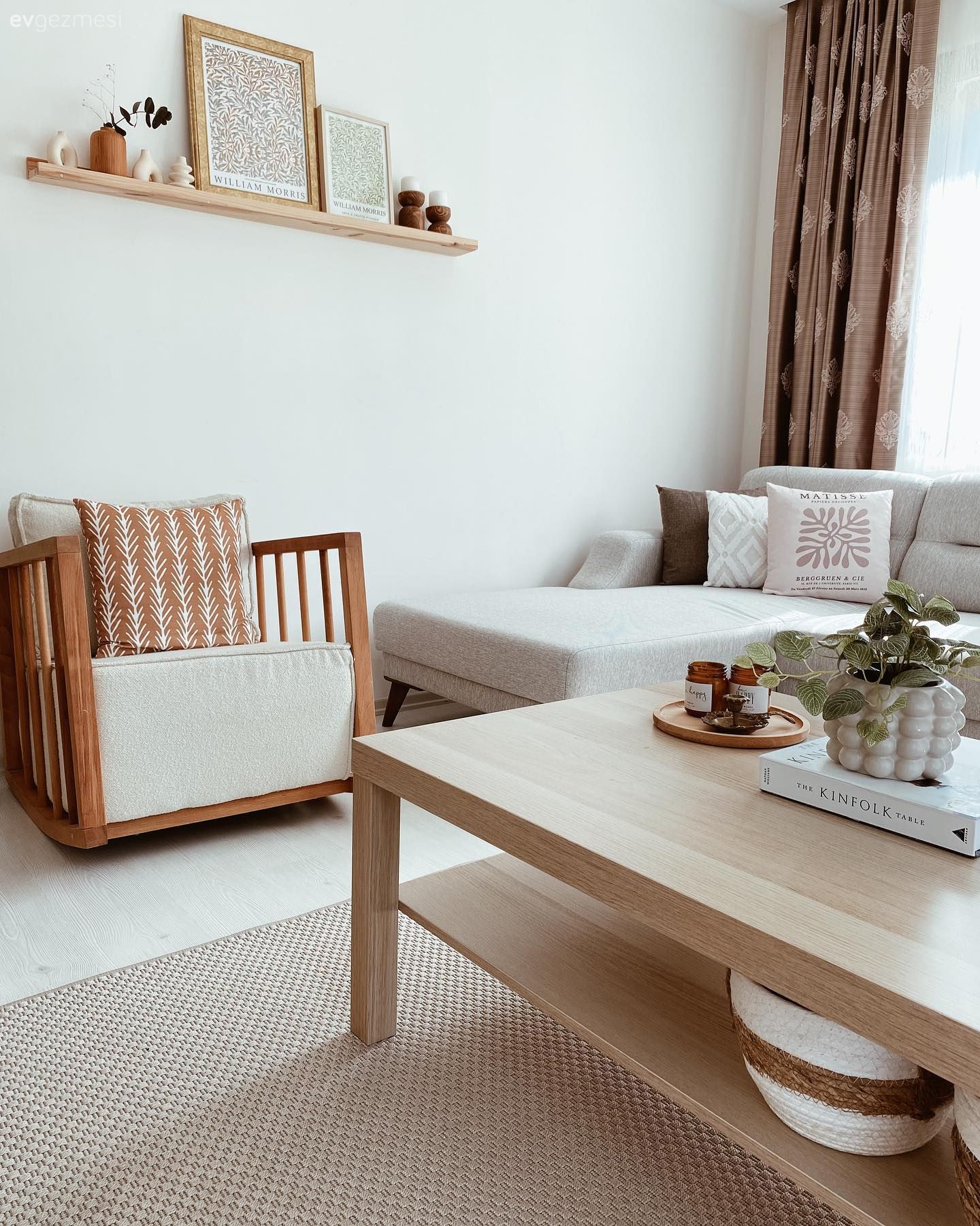 Salon, Ahşap Mobilya, Berjer, Duvar rafı, Duvar dekorasyonu, Kırlent, Ev tekstili, Köşe koltuk, Koltuk takımı, Orta sehpa, Sehpa, Halı, Salon halısı